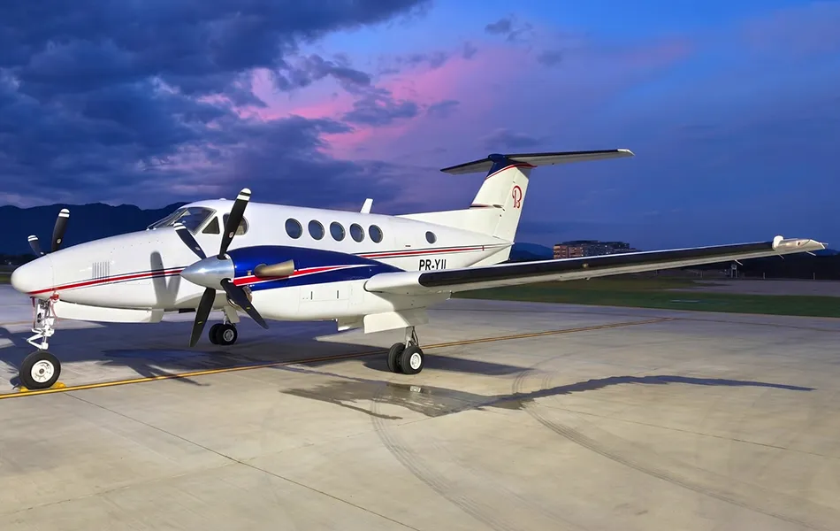 Turboélice King Air estacionado ao crepúsculo
